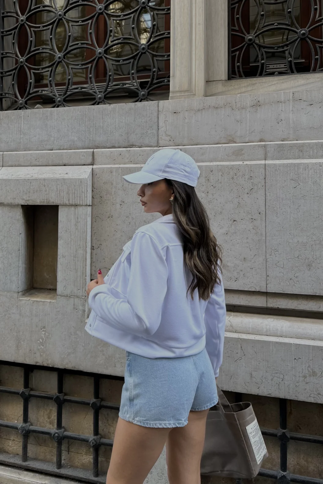 Beyaz Kapak Cepli Kısa Ceket