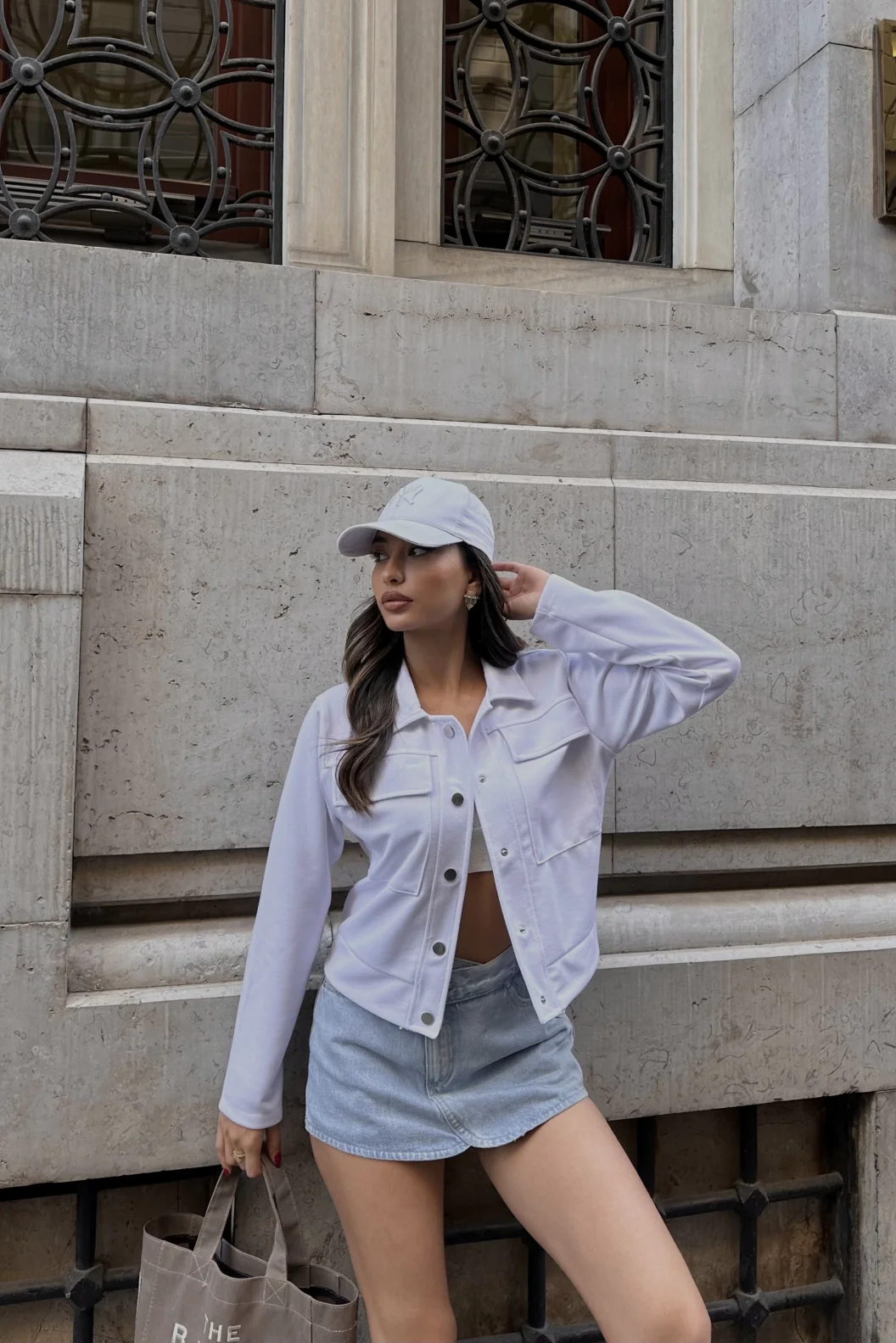 Beyaz Kapak Cepli Kısa Ceket