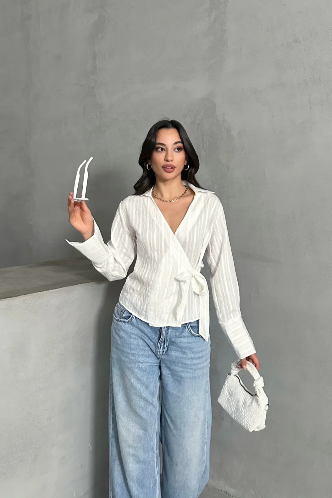 Beyaz Yan Bağlamalı Çizgi Desenli Gömlek