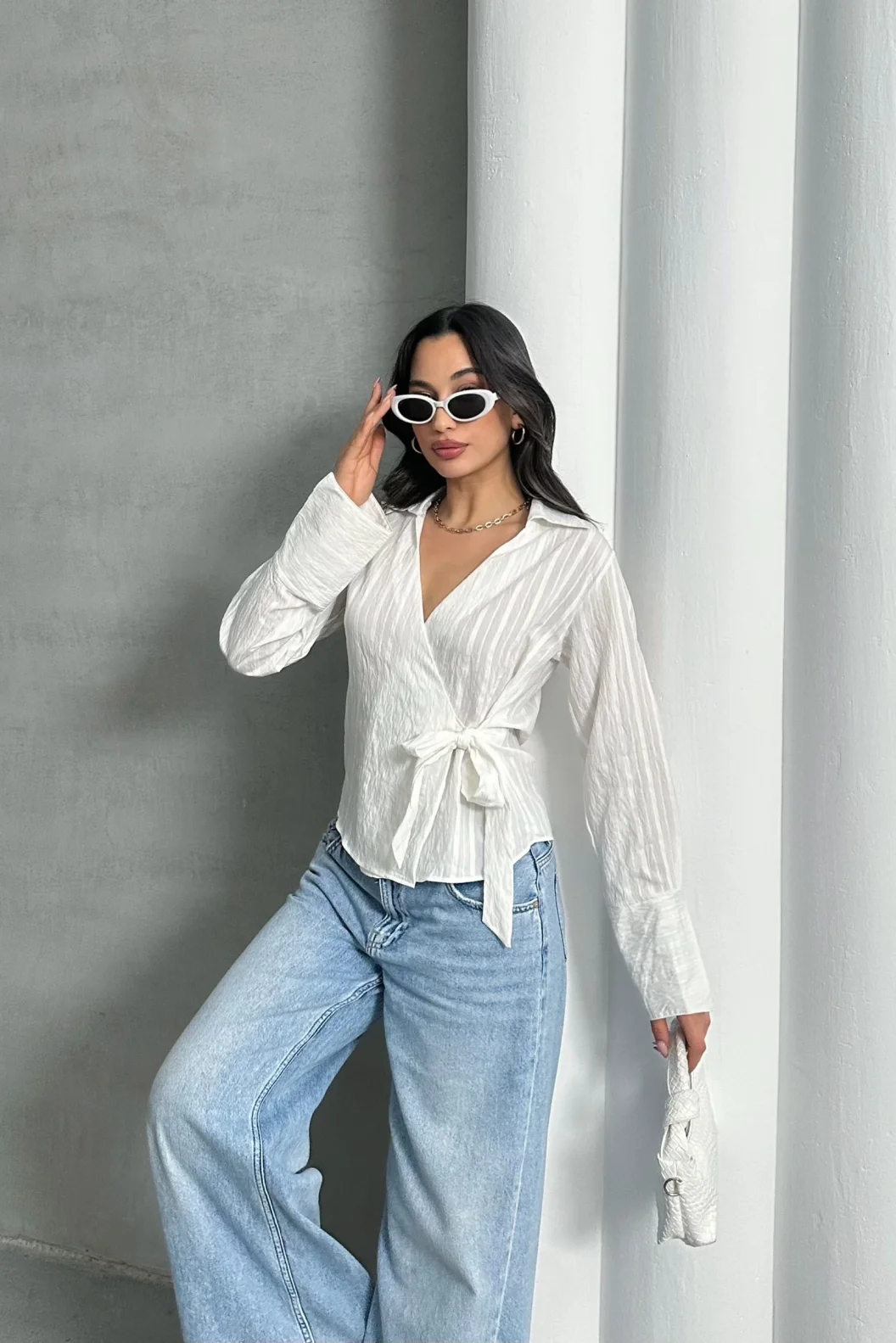 Beyaz Yan Bağlamalı Çizgi Desenli Gömlek