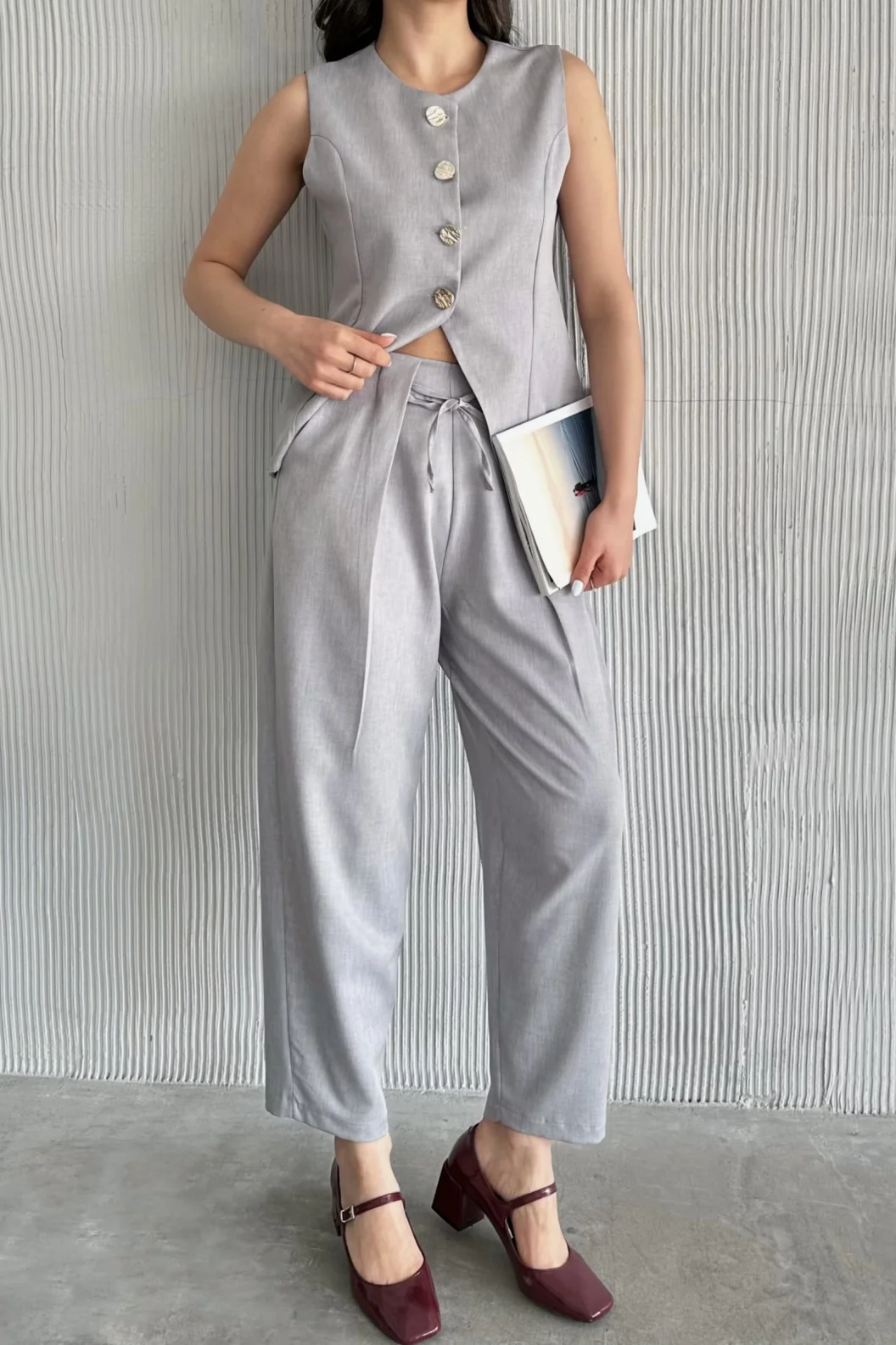 Gri Altın Düğmeli Yelek Pileli Pantolon Takım