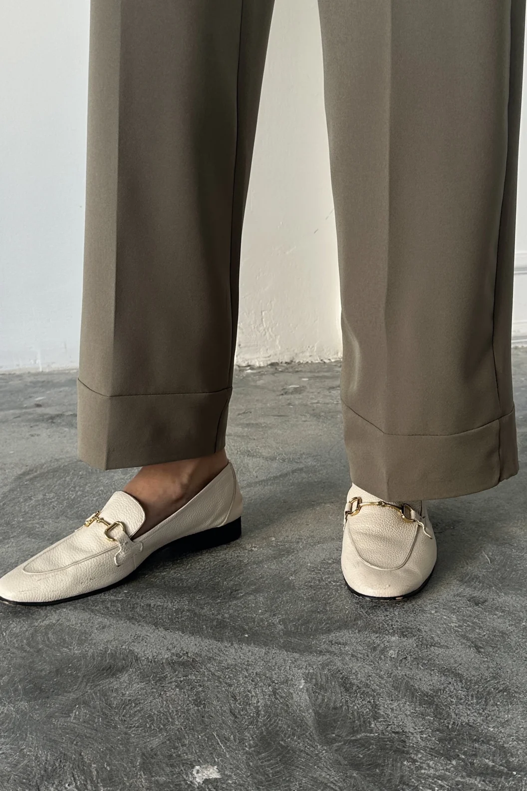 Haki Paça Detaylı Kemerli Pantolon