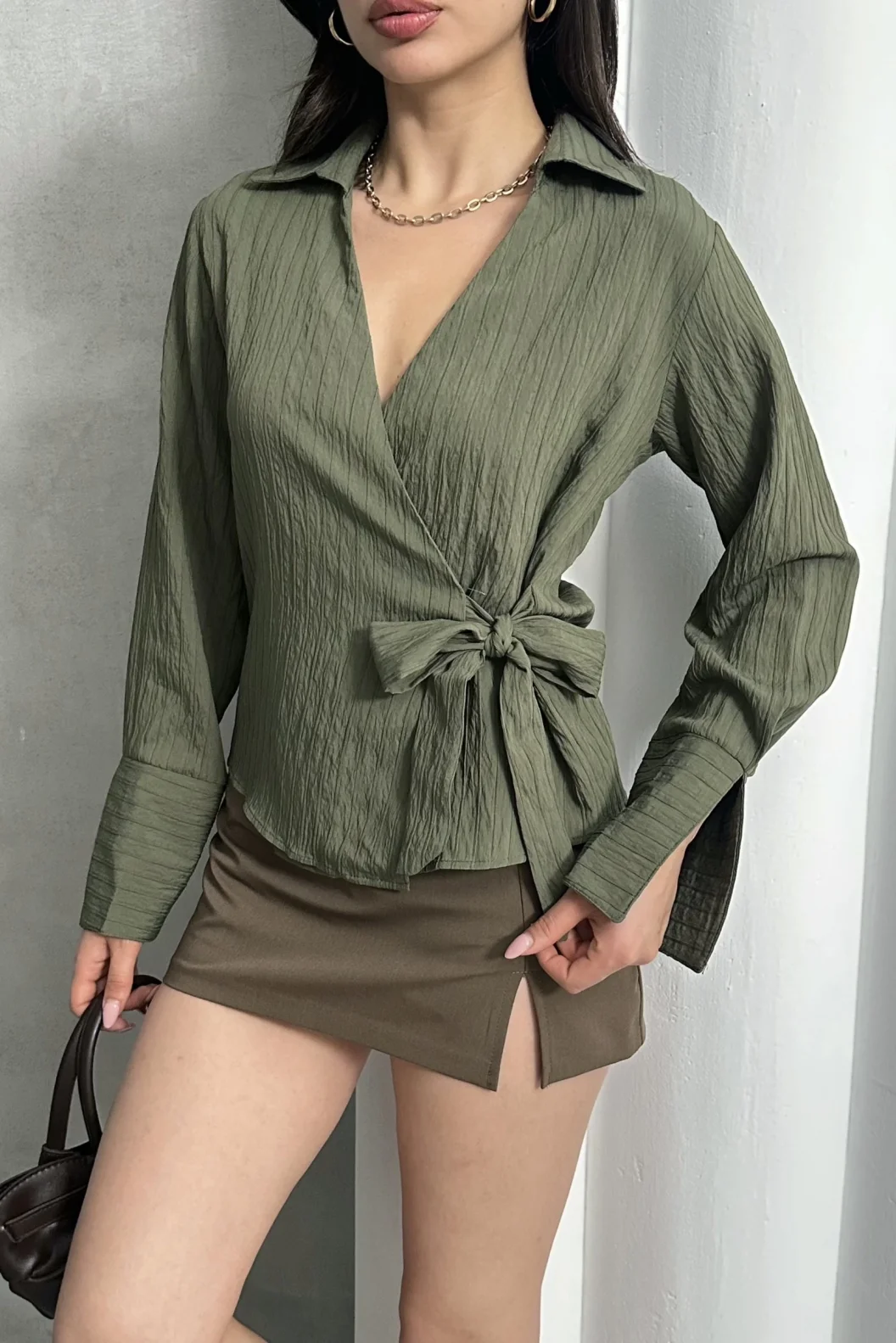 Haki Yan Bağlamalı Çizgi Desenli Gömlek