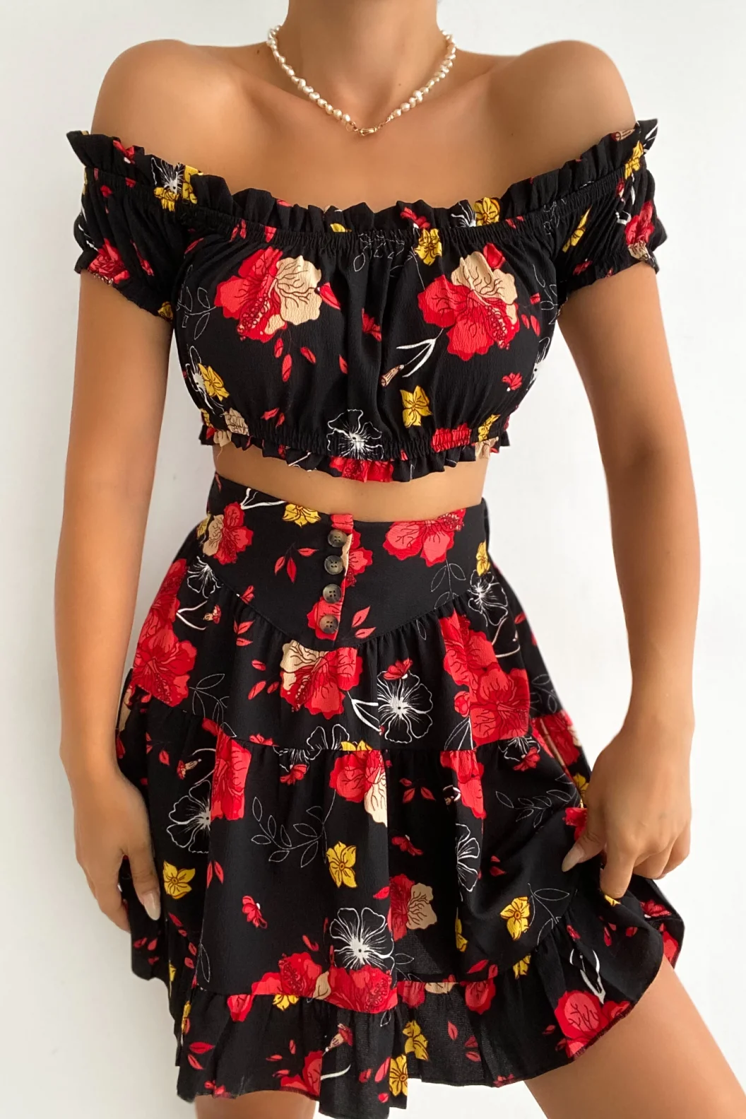 Kırmızı Çiçek Desenli Büstiyer Etek Takım
