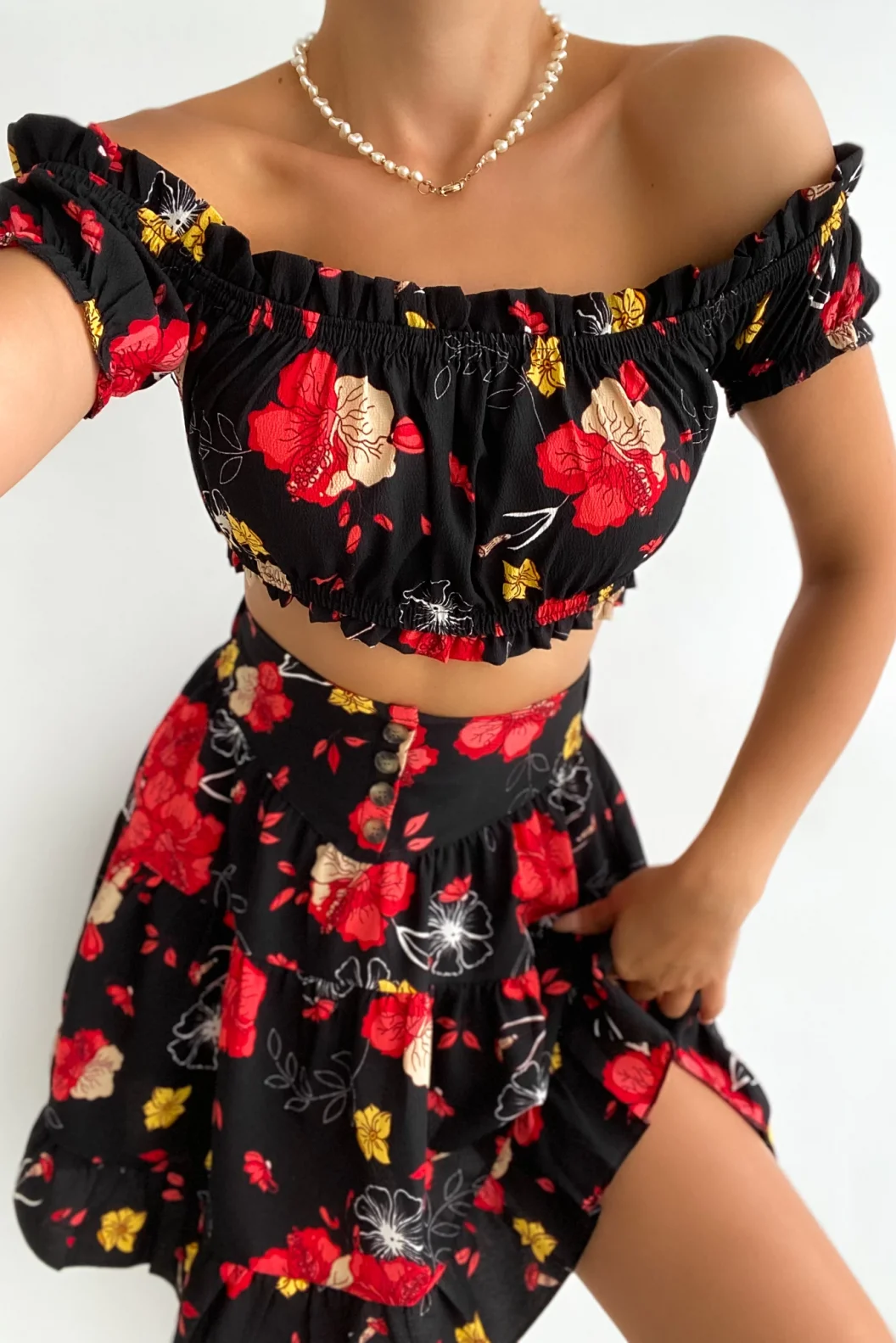 Kırmızı Çiçek Desenli Büstiyer Etek Takım