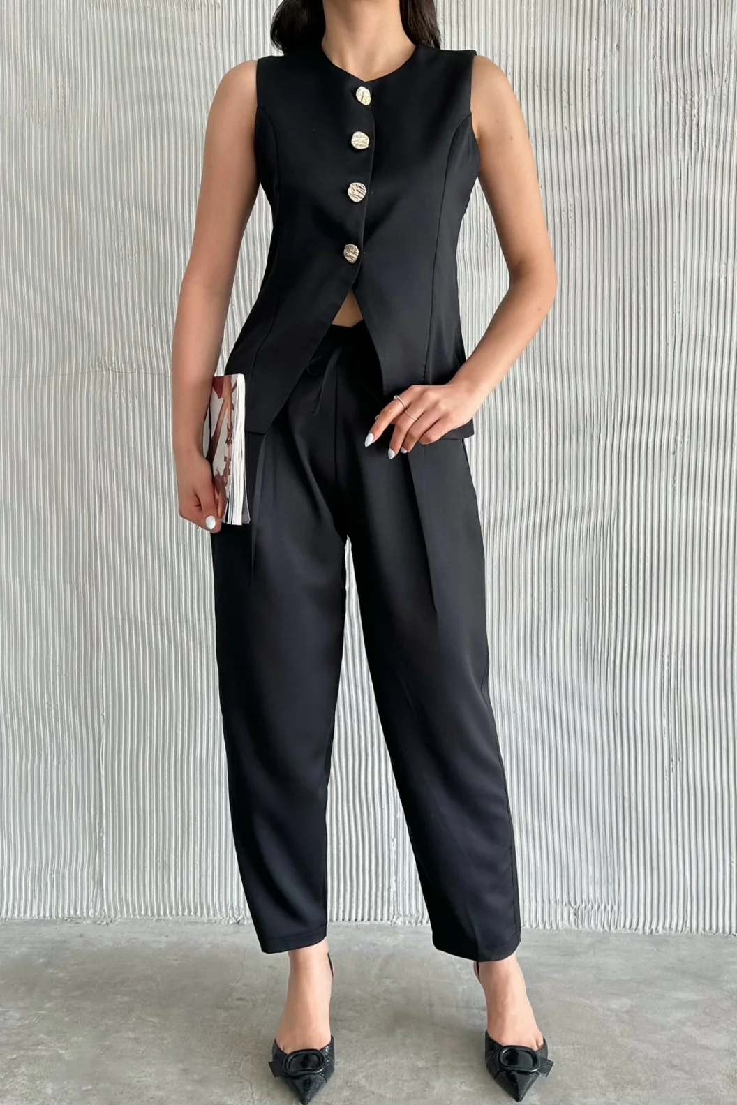 Siyah Altın Düğmeli Yelek Pileli Pantolon Takım