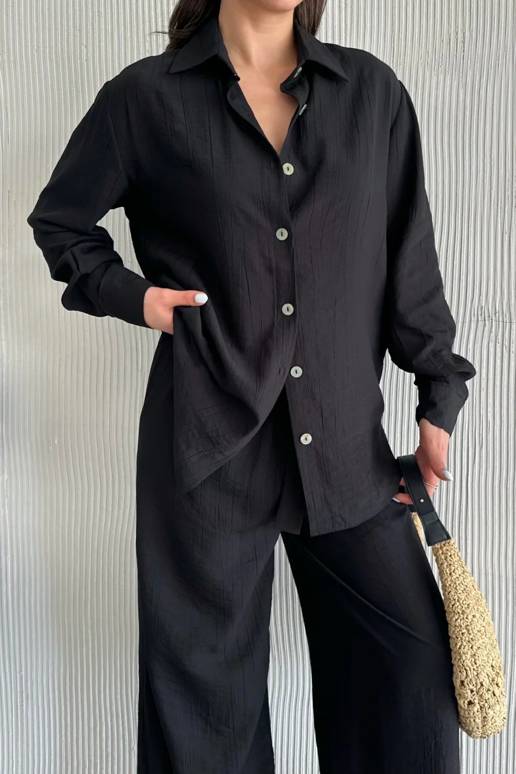 Siyah Çilek Gömlek Yırtmaçlı Pantolon Takım