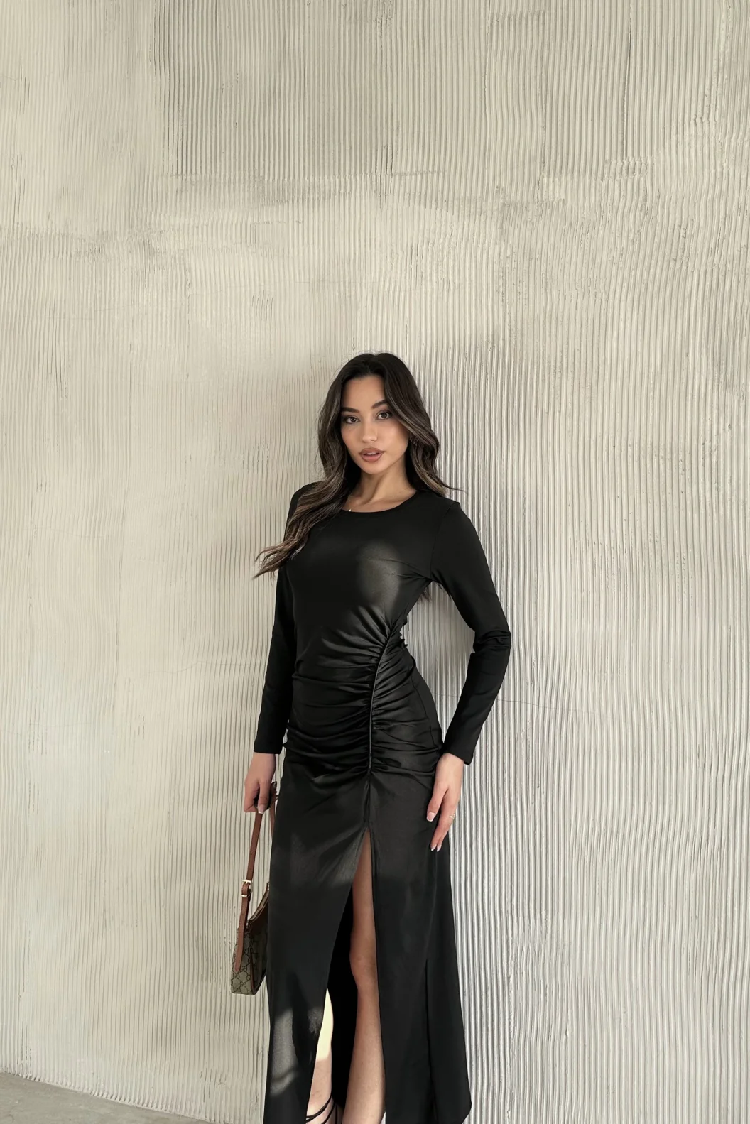 Siyah Dalgıç Büzgülü Yırtmaçlı Elbise