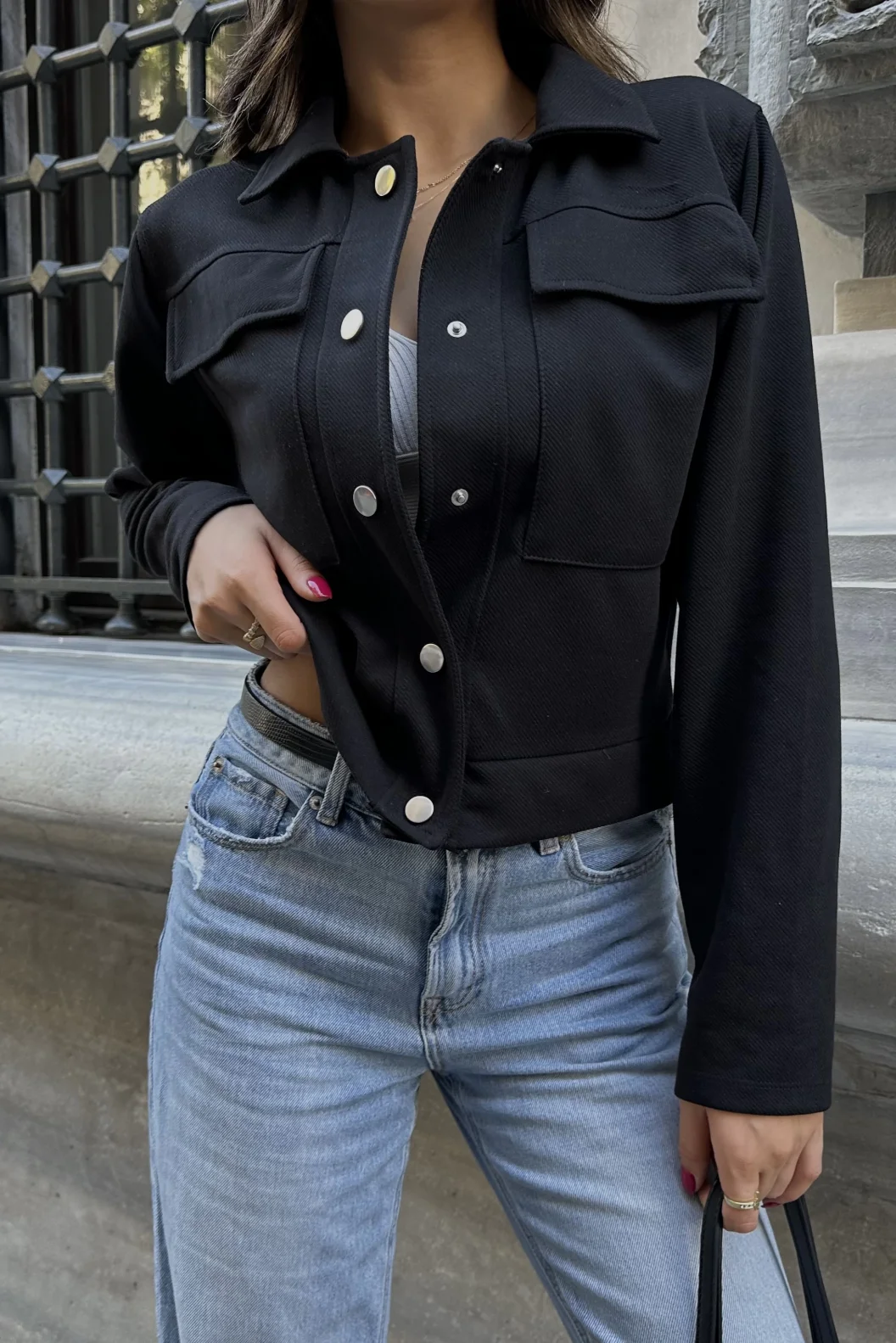 Siyah Kapak Cepli Kısa Ceket