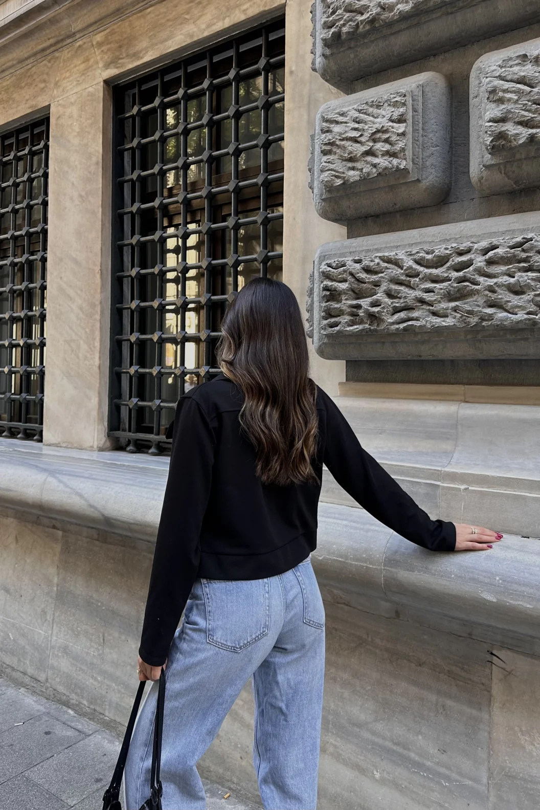 Siyah Kapak Cepli Kısa Ceket