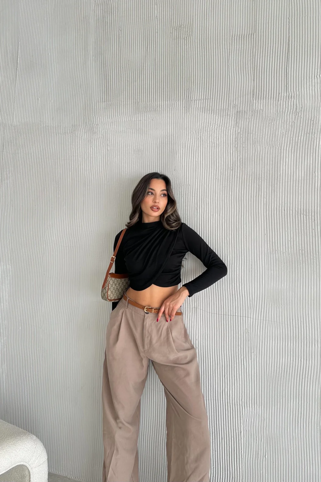 Siyah Kruvaze Omuz Büzgülü Bluz