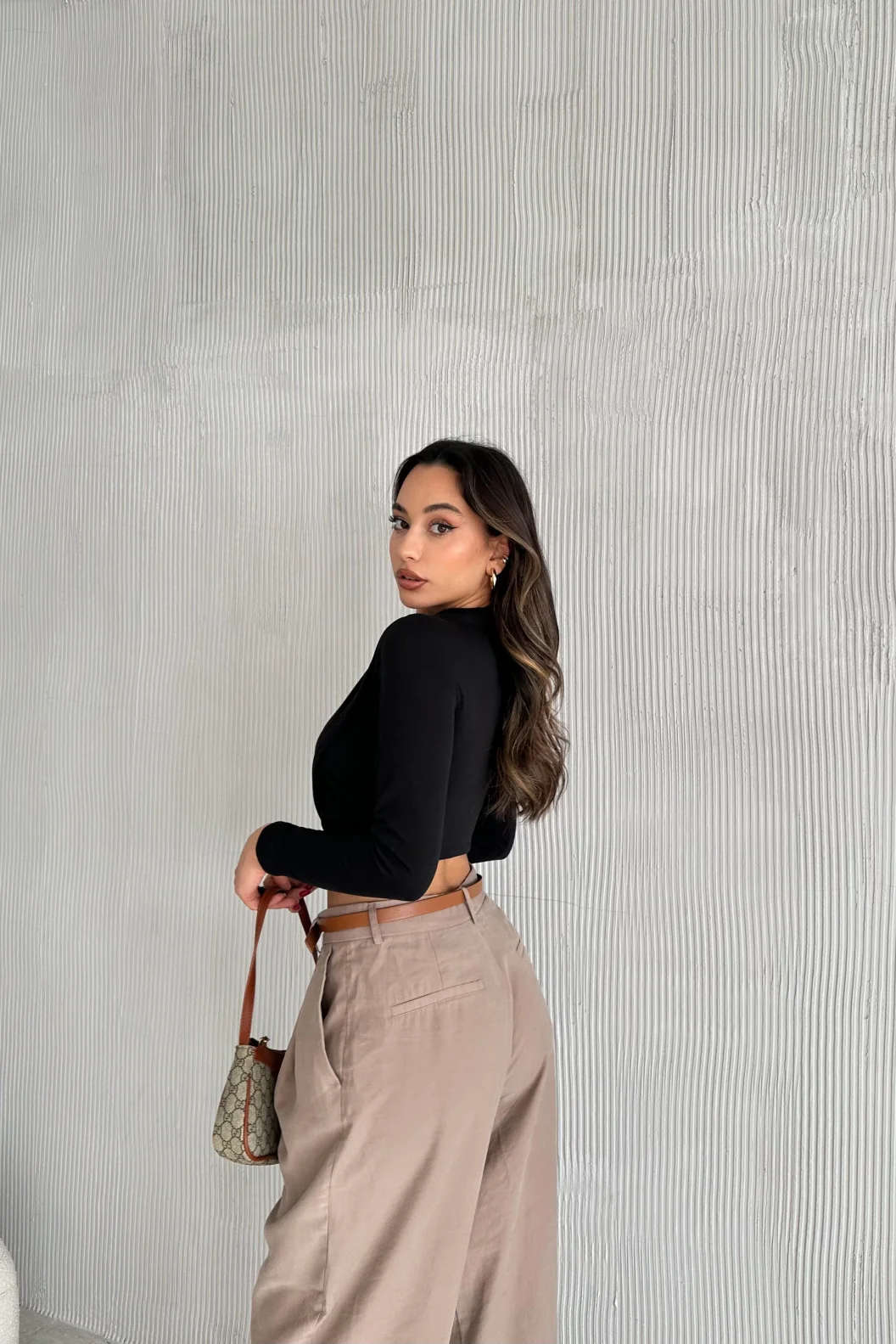 Siyah Kruvaze Omuz Büzgülü Bluz