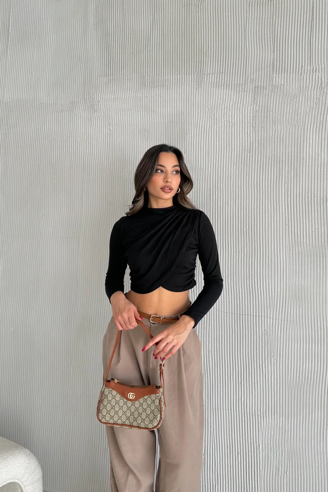 Siyah Kruvaze Omuz Büzgülü Bluz