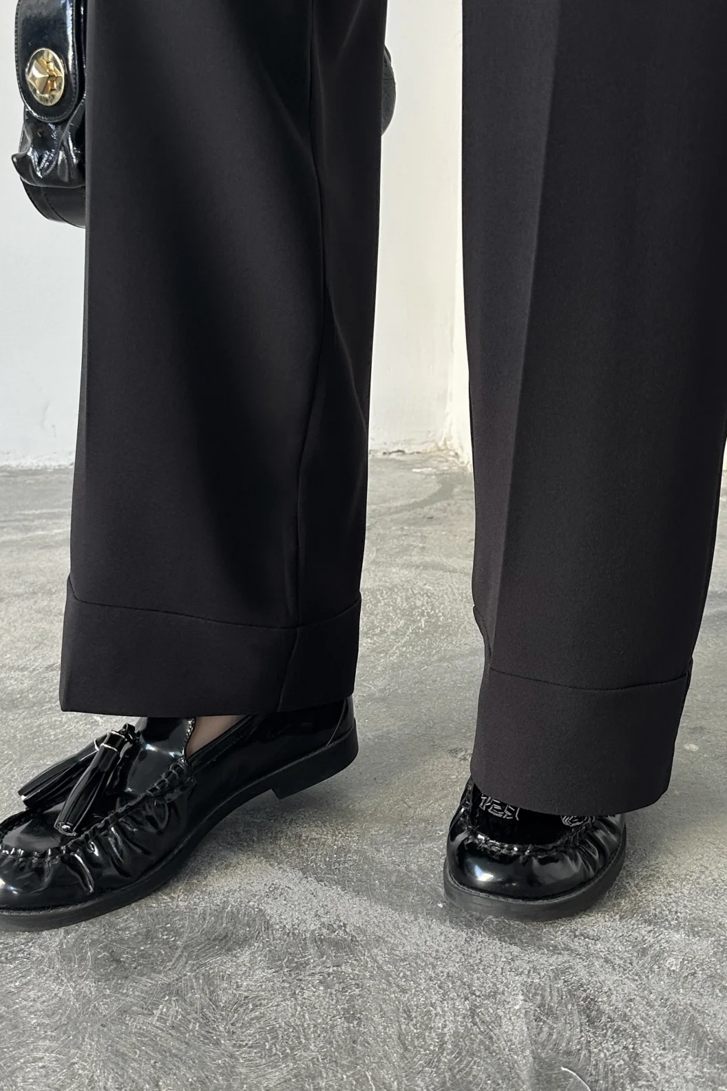 Siyah Paça Detaylı Kemerli Pantolon