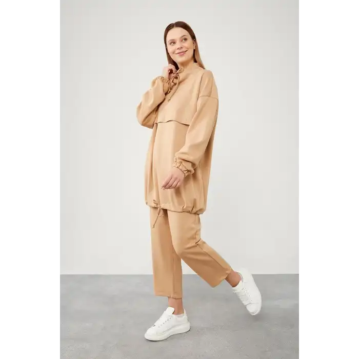 Bej Omuz Düğmeli İp Detaylı Spor Takım