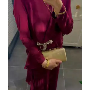 Bordo Taş detaylı pileli abiye