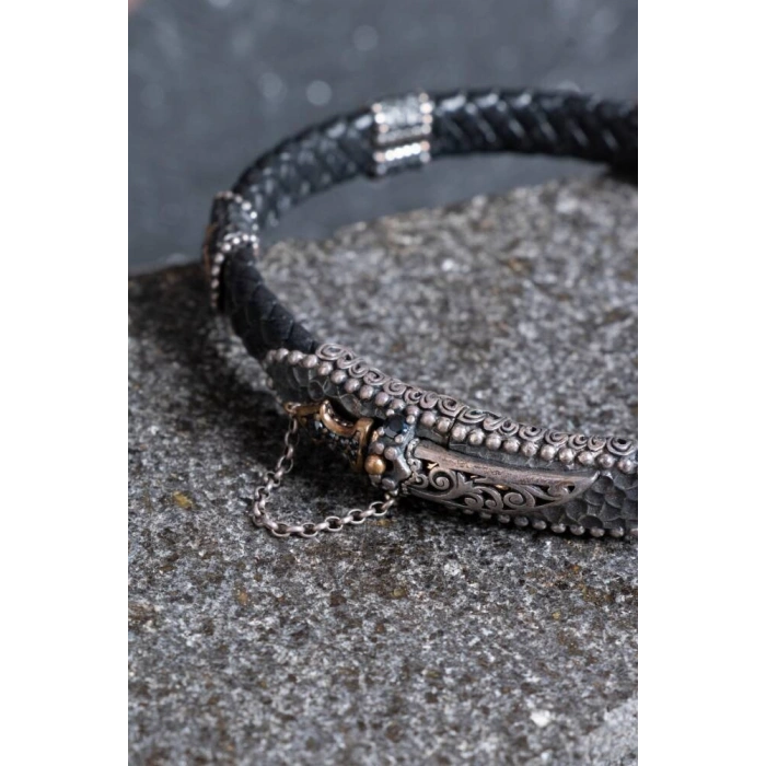 Sertifikalı El İşçiliği Gümüş Kılıç Detaylı Deri Bileklik (SK:198)