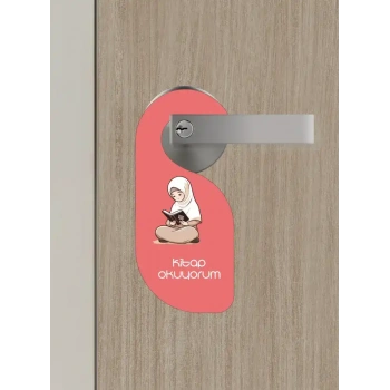Kitap Okuyorum. Kız Kapı Askısı Kapı Uyarı Levhası