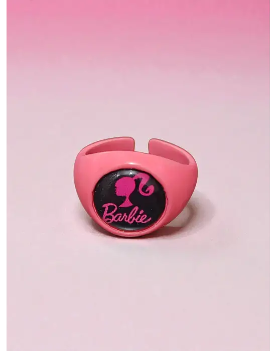 Pembe Barbie Yazılı ve Logolu Yüzük - Siyah Yuvarlak Detaylı Retro Aksesuar