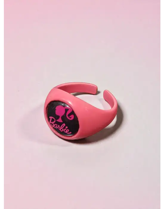 Pembe Barbie Yazılı ve Logolu Yüzük - Siyah Yuvarlak Detaylı Retro Aksesuar