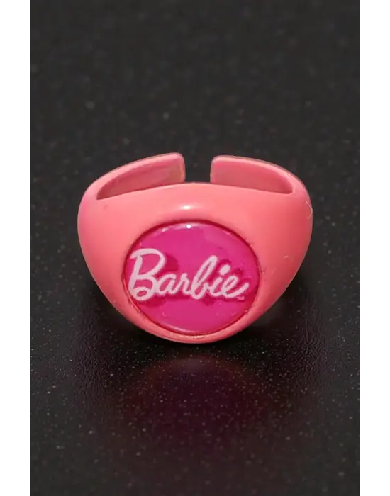 Pembe Barbie Yazılı ve Logolu Yüzük - Siyah Yuvarlak Detaylı Retro Aksesuar