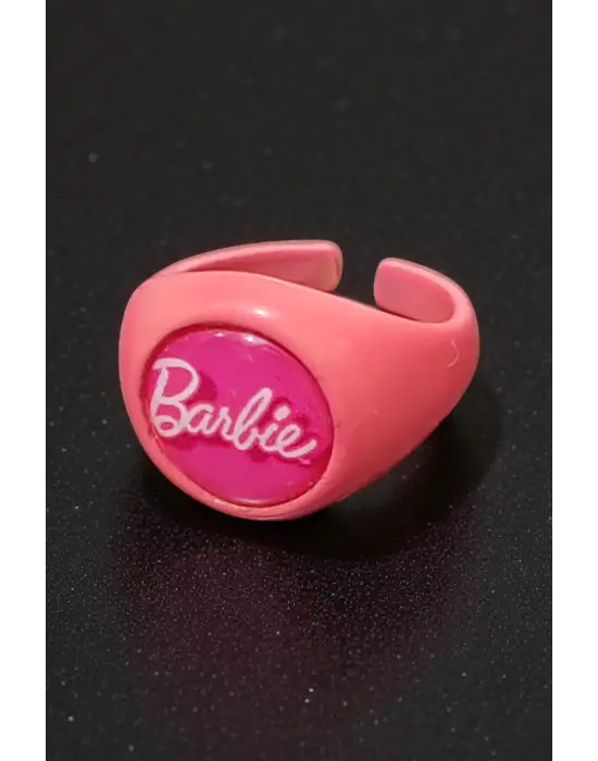 Pembe Barbie Yazılı ve Logolu Yüzük - Siyah Yuvarlak Detaylı Retro Aksesuar