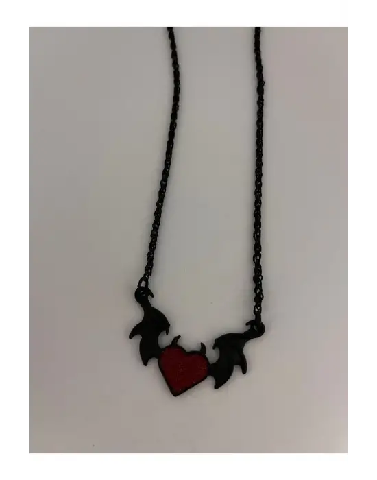 Siyah Kırmızı Motifli Yarasa Kolye