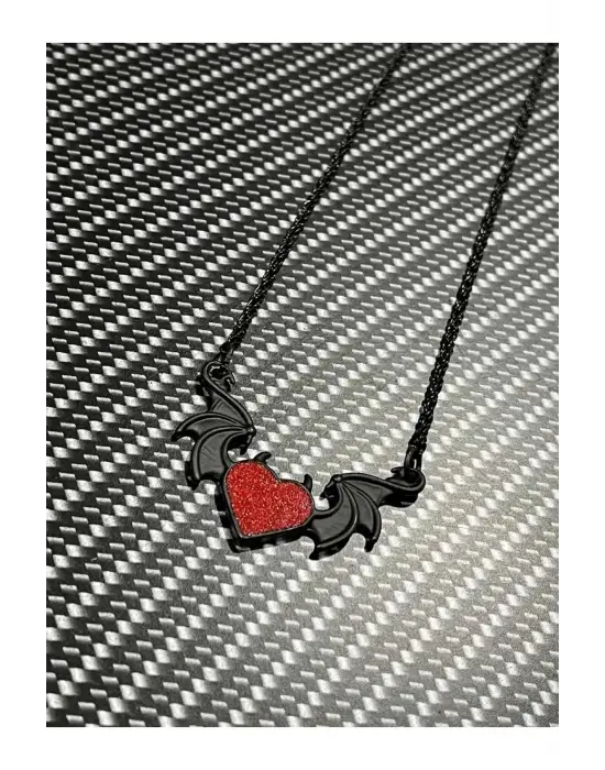 Siyah Kırmızı Motifli Yarasa Kolye