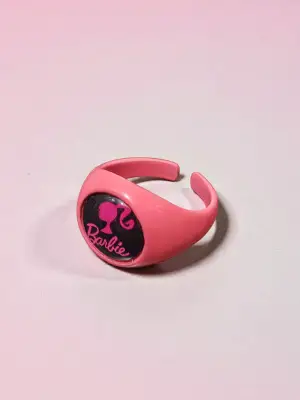 Pembe Barbie Yazılı ve Logolu Yüzük - Siyah Yuvarlak Detaylı Retro Aksesuar