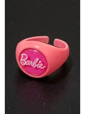 Pembe Barbie Yazılı ve Logolu Yüzük - Siyah Yuvarlak Detaylı Retro Aksesuar