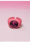 Pembe Barbie Yazılı ve Logolu Yüzük - Siyah Yuvarlak Detaylı Retro Aksesuar