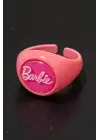 Pembe Barbie Yazılı ve Logolu Yüzük - Siyah Yuvarlak Detaylı Retro Aksesuar