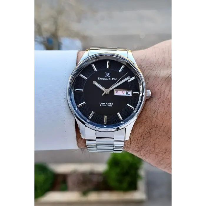 Kadranı Siyah Kordonu Gümüş Renk Takvim Ve Gün Fonksiyonlu 44 Mm Erkek Kol Saati