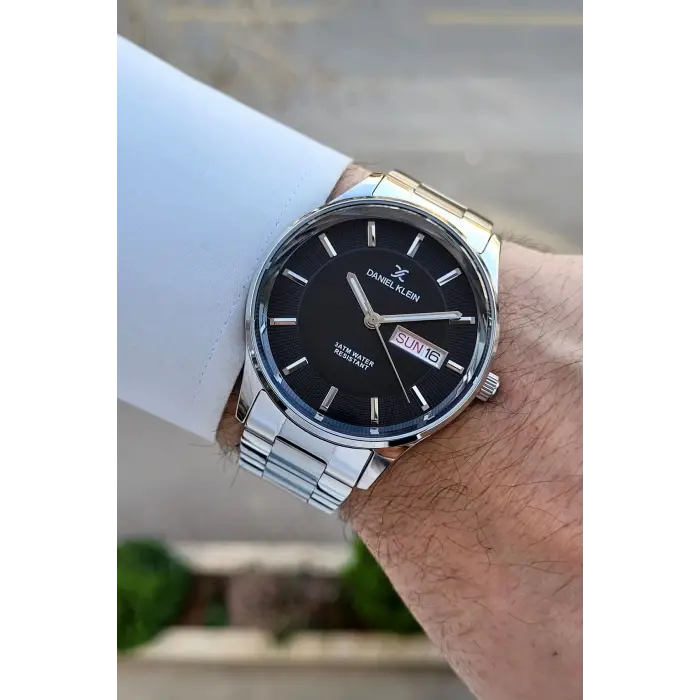 Kadranı Siyah Kordonu Gümüş Renk Takvim Ve Gün Fonksiyonlu 44 Mm Erkek Kol Saati