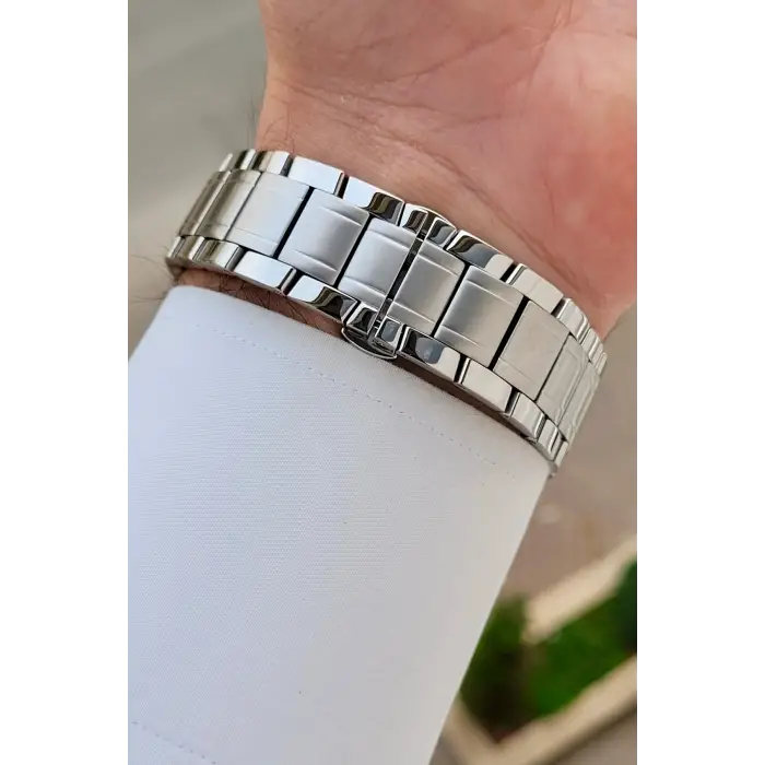 Kadranı Lacivert Kordonu Gümüş Renk 44 Mm Göstergeleri Aktif Erkek Kol Saati