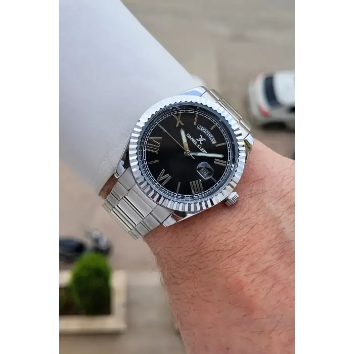 Kadranı Siyah Kordonu Gümüş Renk 42,5 Mm 5 ATM Erkek Kol Saati