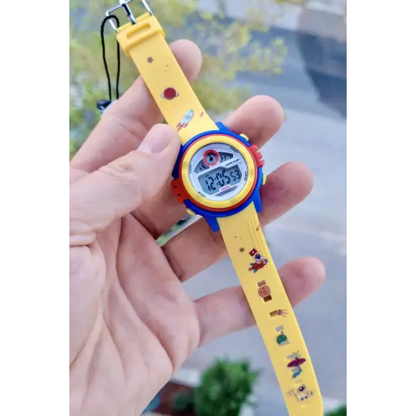 Daniel Klein DKISTE1364 Kasası Mavi Kordonu Sarı Renk 8 Farklı Işıklı Hediye Paketli 5 ATM Çocuk Kol Saati