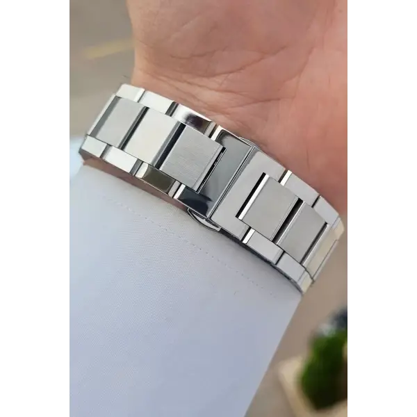 Kadranı Siyah Kordonu Gümüş Renk Göstergeleri Aktif Erkek Kol Saati