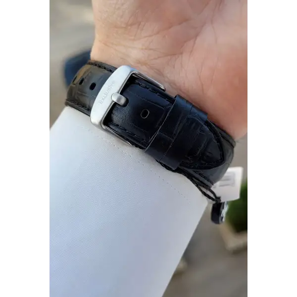 Kasası Gümüş Çizgileri Rose Kordonu Siyah Renk Göstergeleri Aktif Erkek Kol Saati