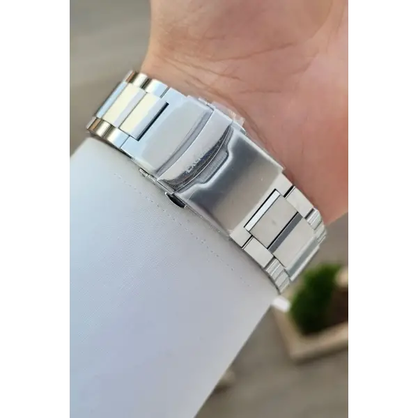 Kadranı Siyah Kordonu Gümüş Renk Göstergeleri Aktif Erkek Kol Saati