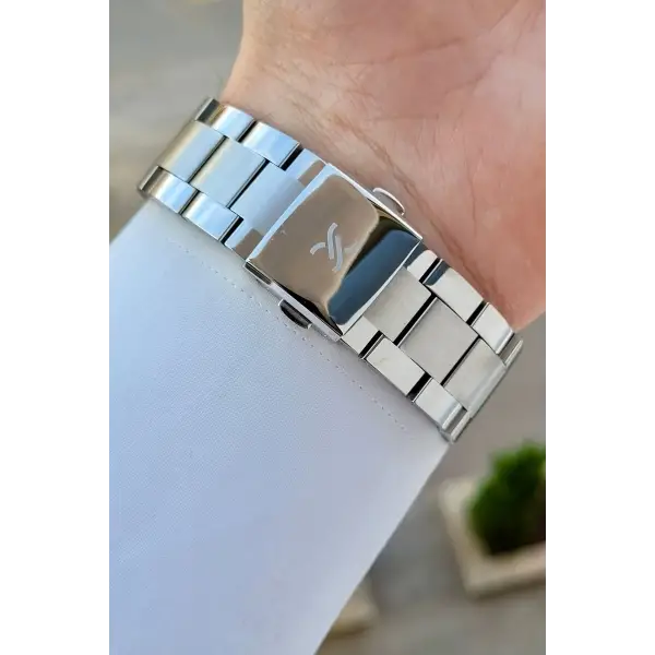 Kadranı Lacivert Kordonu Gümüş Renk Takvim Ve Gün Fonksiyonlu 44 Mm Erkek Kol Saati