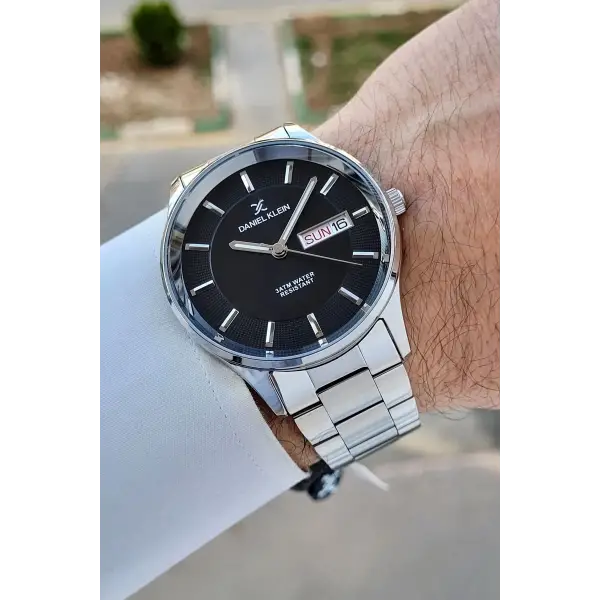 Kadranı Siyah Kordonu Gümüş Renk Takvim Ve Gün Fonksiyonlu 44 Mm Erkek Kol Saati