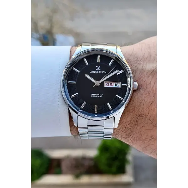 Kadranı Siyah Kordonu Gümüş Renk Takvim Ve Gün Fonksiyonlu 44 Mm Erkek Kol Saati