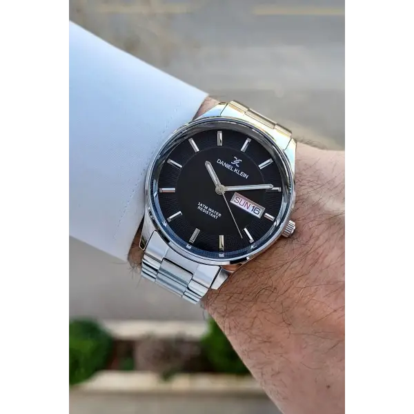 Kadranı Siyah Kordonu Gümüş Renk Takvim Ve Gün Fonksiyonlu 44 Mm Erkek Kol Saati