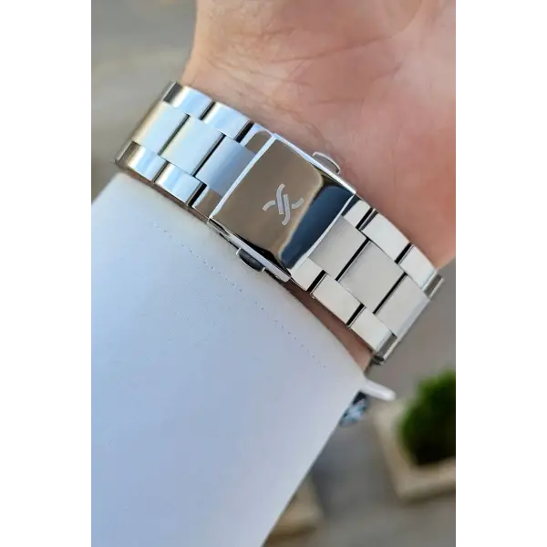 Kadranı Siyah Kordonu Gümüş Renk Takvim Ve Gün Fonksiyonlu 44 Mm Erkek Kol Saati