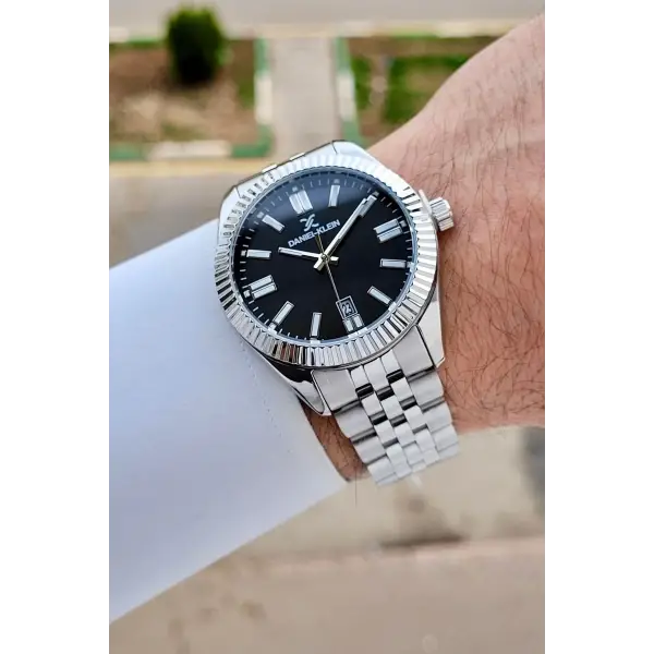 Kadranı Siyah Kordonu Gümüş Renk Takvimli Erkek Kol Saati