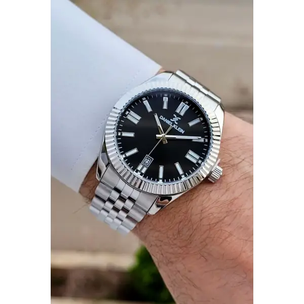 Kadranı Siyah Kordonu Gümüş Renk Takvimli Erkek Kol Saati