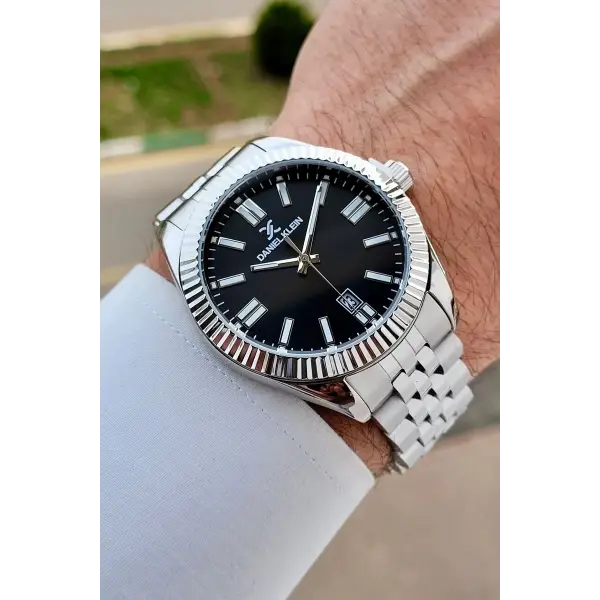 Kadranı Siyah Kordonu Gümüş Renk Takvimli Erkek Kol Saati