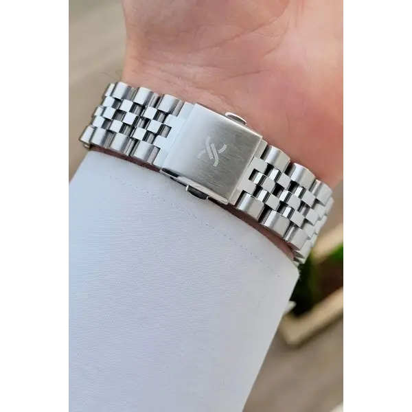 Kadranı Siyah Kordonu Gümüş Renk Takvimli Erkek Kol Saati