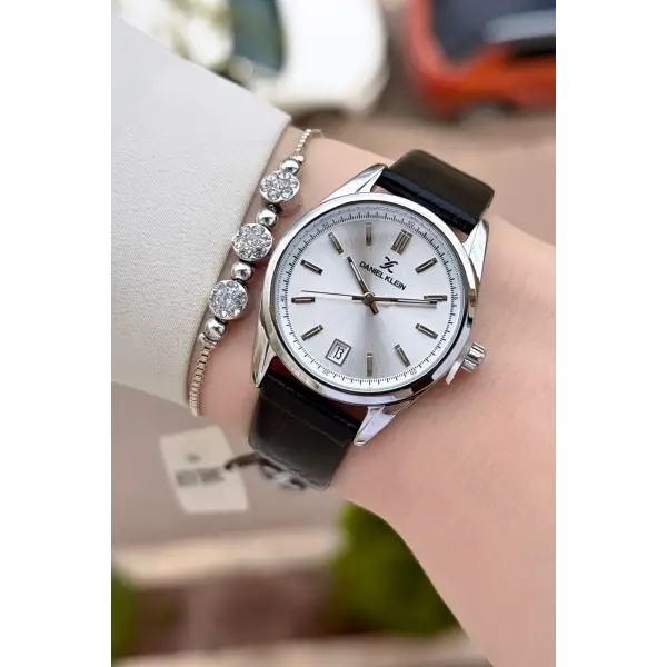 Kasası Gümüş Kordonu Siyah Renk 32 Mm Takvimli Kadın Kol Saati Ve Bileklik